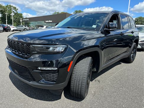 Used 2023 Jeep Grand Cherokee Limited w/ Black Appearance Package AWD/4WD image 4