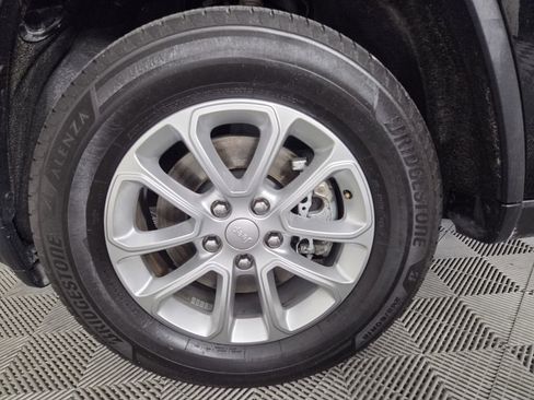 Used 2021 Jeep Grand Cherokee Laredo AWD/4WD image 8