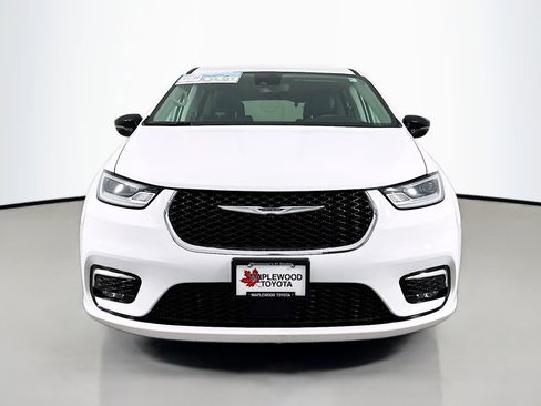 Used 2024 Chrysler Pacifica Touring-L FWD image 2