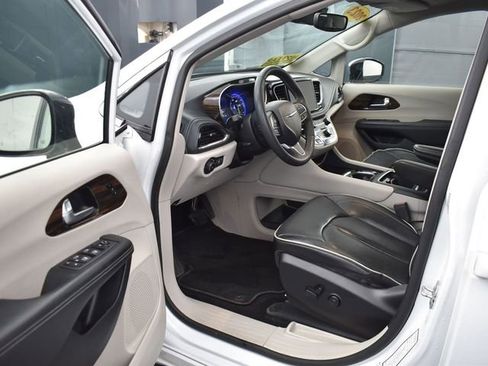 Used 2023 Chrysler Pacifica Limited image 12
