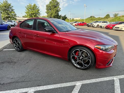 Used 2024 Alfa Romeo Giulia Veloce RWD image 10