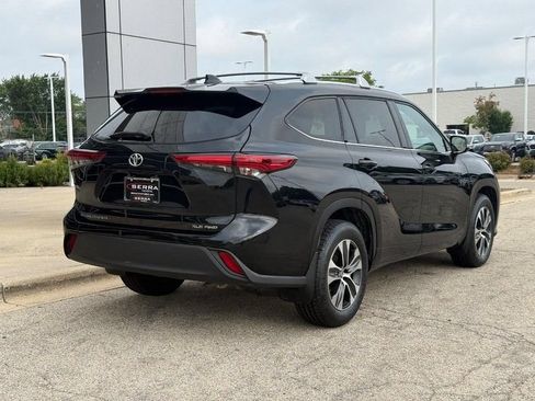 Used 2021 Toyota Highlander XLE AWD/4WD image 3