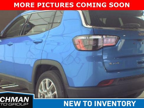 Used 2022 Jeep Compass Latitude w/ Sun and Sound Group AWD/4WD image 3