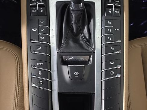 Used 2020 Porsche Macan AWD/4WD image 23