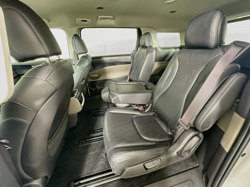Used 2025 Kia Carnival FWD image 28
