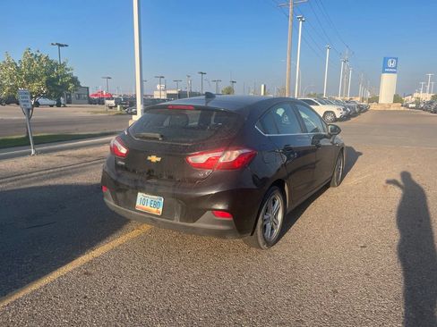 Used 2017 Chevrolet Cruze LT FWD image 3