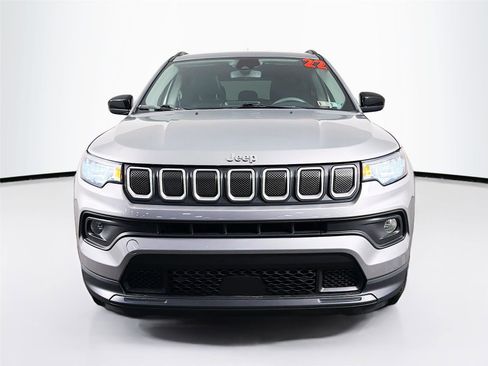 Used 2022 Jeep Compass Latitude image 2