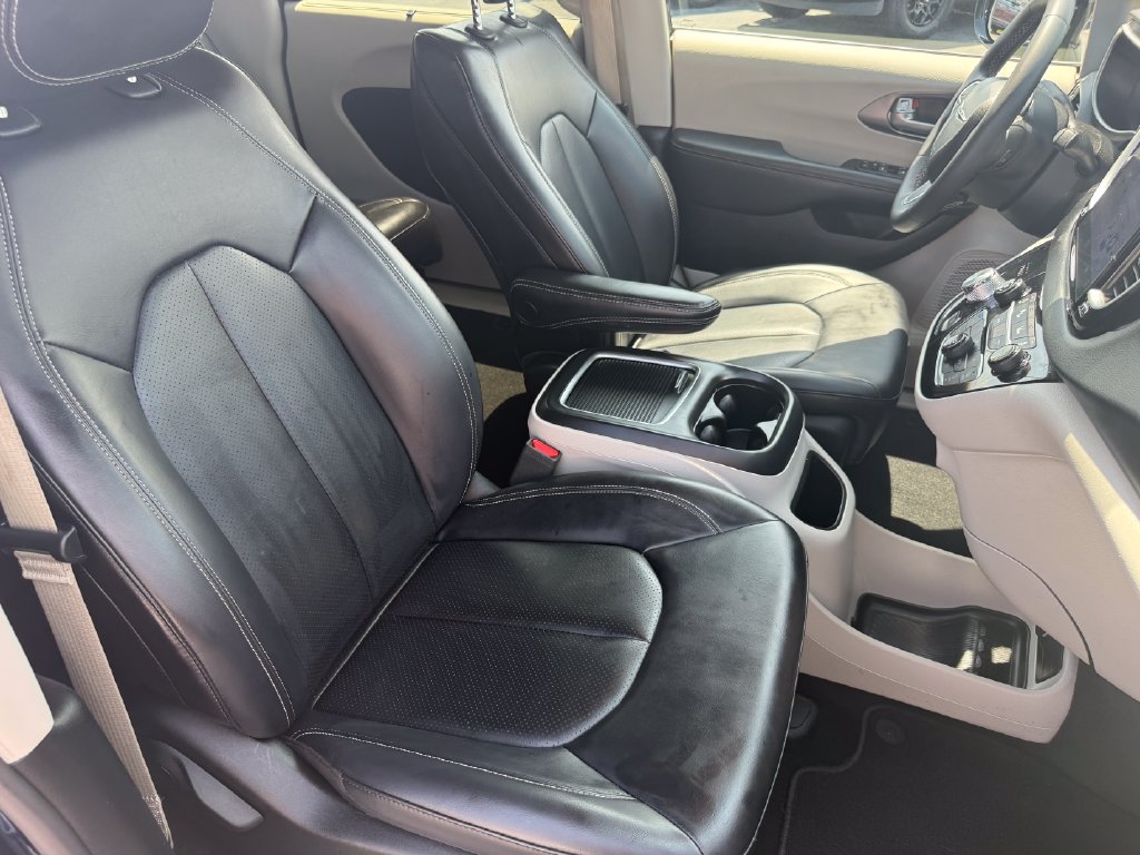 Used 2024 Chrysler Pacifica Touring-L FWD image 19