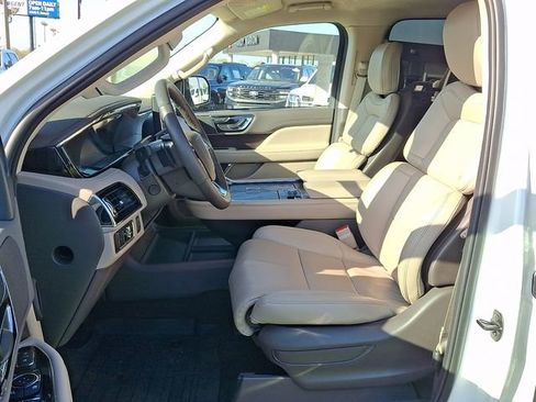 Used 2024 Lincoln Navigator Premiere image 11