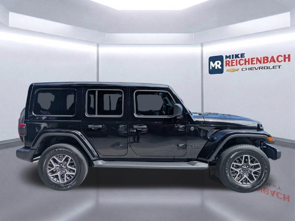 Used 2026 Jeep Wrangler Unlimited Sahara AWD/4WD image 3