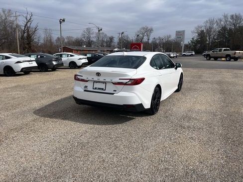 Used 2025 Toyota Camry SE image 3