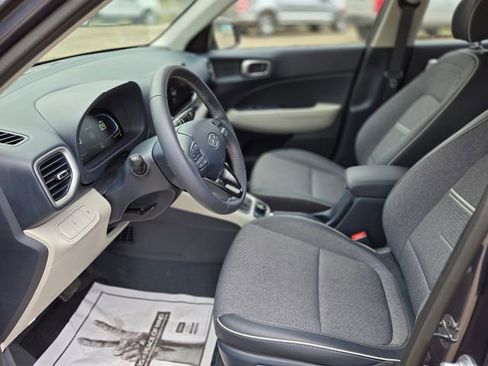 Used 2025 Hyundai Venue Limited image 22