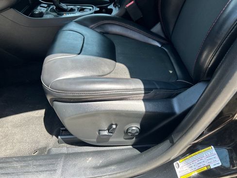 Used 2020 Jeep Cherokee Trailhawk AWD/4WD image 28