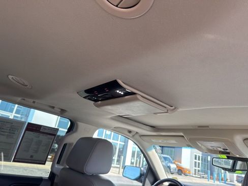 Used 2020 GMC Yukon XL SLT w/ Premium Edition image 30