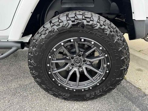 Used 2016 Jeep Wrangler Unlimited Sahara image 29