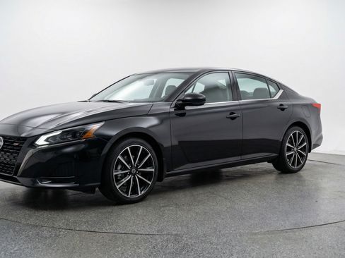 Used 2025 Nissan Altima 2.5 SV FWD image 3