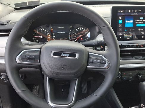 Used 2024 Jeep Compass Limited image 18