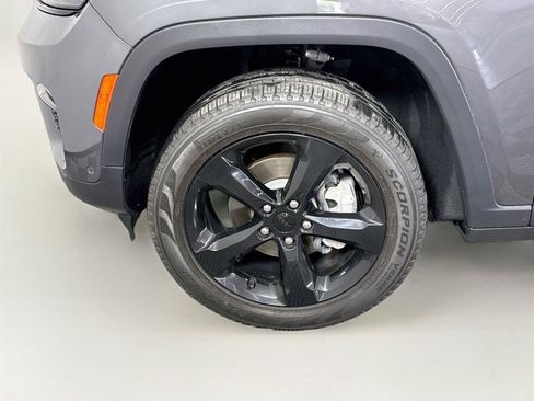Used 2023 Jeep Grand Cherokee Limited w/ Luxury Tech Group II AWD/4WD image 24