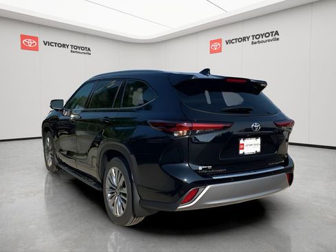 New 2025 Toyota Highlander Platinum image 6