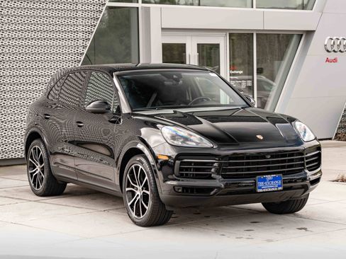 Used 2022 Porsche Cayenne Platinum Edition AWD/4WD image 2