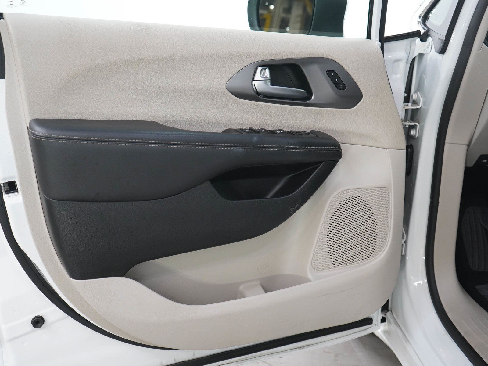 Used 2023 Chrysler Pacifica Touring-L FWD image 22