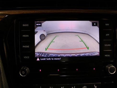 Used 2022 Volkswagen Passat 2.0T image 21