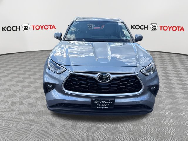 Used 2021 Toyota Highlander XLE AWD/4WD image 2