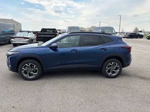 Used 2024 Chevrolet Trax LT w/ Driver Confidence Package image 2