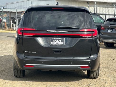 Used 2023 Chrysler Pacifica Touring-L FWD image 5