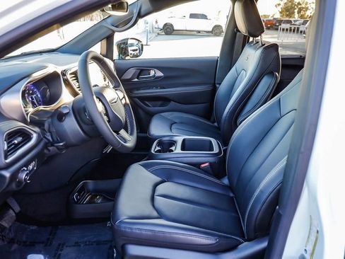 New 2026 Chrysler Pacifica Select w/ S Appearance Package image 18