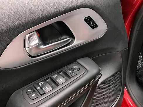 Used 2025 Chrysler Pacifica Limited FWD image 37