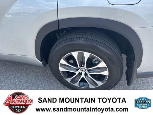 Used 2024 Toyota Highlander XLE AWD/4WD image 12