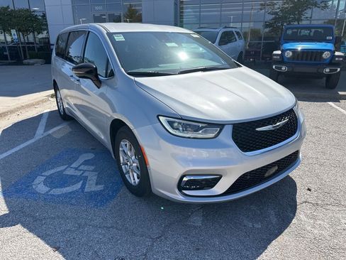 New 2026 Chrysler Pacifica Select image 7