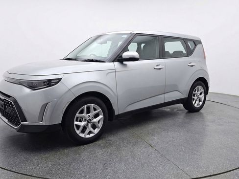 Used 2025 Kia Soul LX w/ LX Technology Package FWD image 3