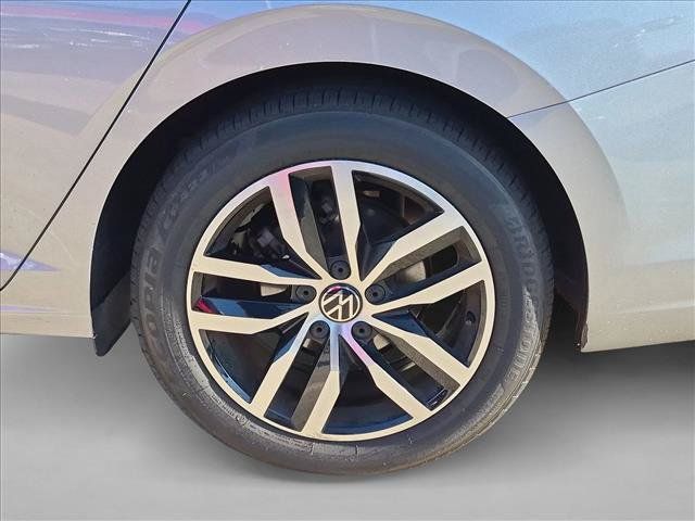 Used 2025 Volkswagen Jetta SE FWD image 15