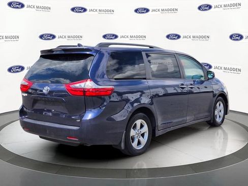 Used 2020 Toyota Sienna LE w/ LE Preferred Package FWD image 5