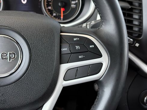 Used 2017 Jeep Cherokee Trailhawk AWD/4WD image 32