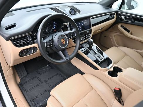 Certified 2022 Porsche Macan AWD/4WD image 4