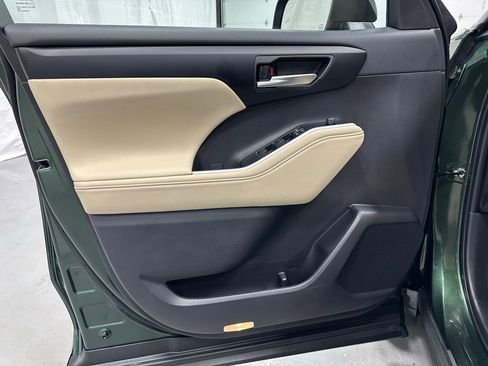 Used 2025 Toyota Highlander XLE image 8