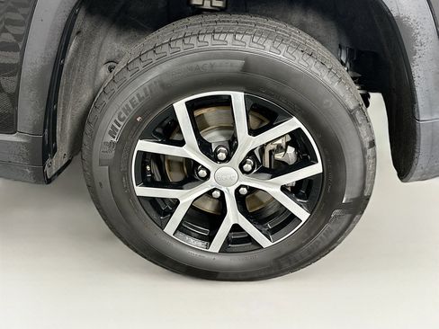 Used 2024 Jeep Grand Cherokee L Limited w/ Luxury Tech Group II image 11