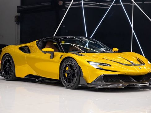 Used 2022 Ferrari SF90 Spider image 16