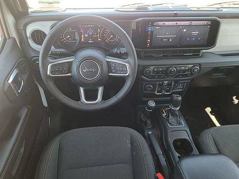 Used 2025 Jeep Wrangler Unlimited Sahara AWD/4WD image 24