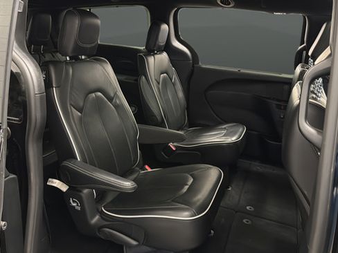 Used 2025 Chrysler Pacifica Limited FWD image 26