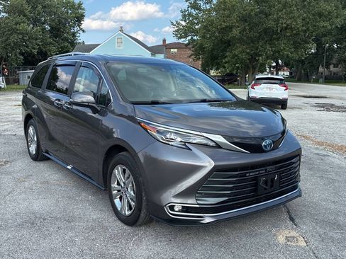Used 2024 Toyota Sienna Platinum AWD/4WD image 4