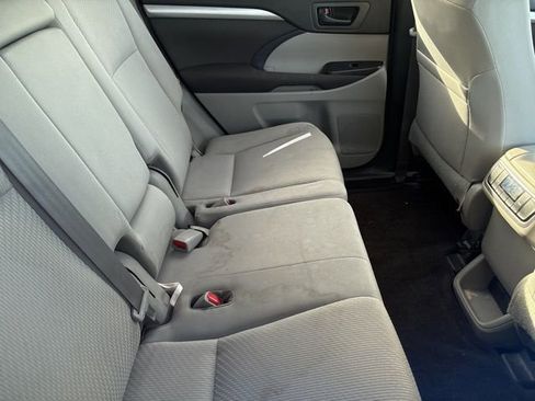 Used 2018 Toyota Highlander LE w/ Carpet Mat Package (TMS) image 7