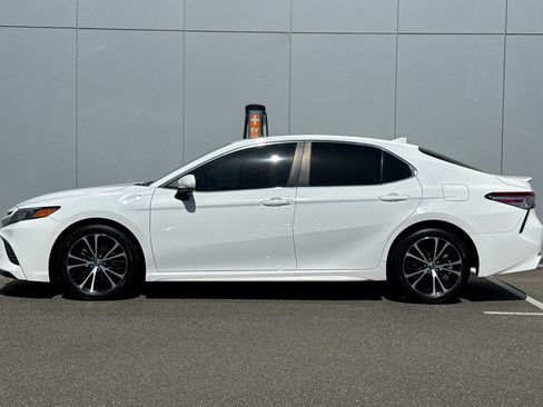 Used 2020 Toyota Camry SE FWD image 2