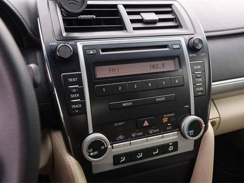 Used 2012 Toyota Camry L image 12