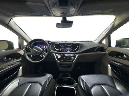 Used 2024 Chrysler Pacifica Touring-L FWD image 14