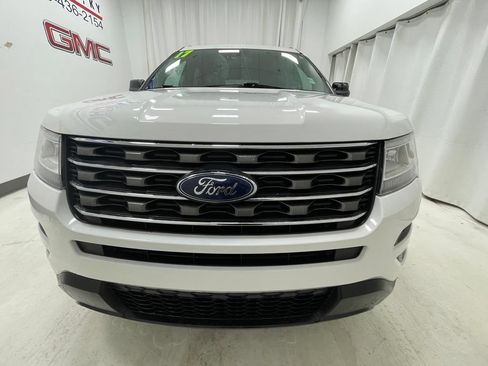 Used 2017 Ford Explorer FWD image 2