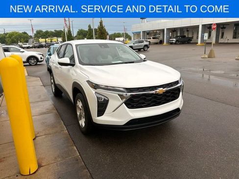 Used 2024 Chevrolet Trax LS w/ LS Convenience Package FWD image 5